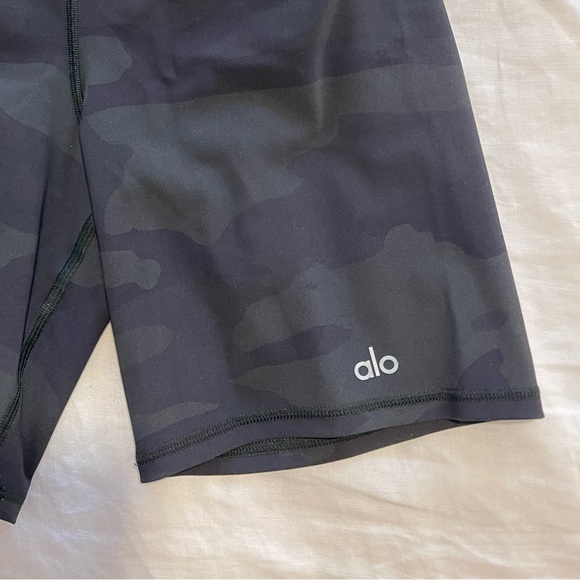 Alo Yoga High-Waist Vapor Short in Hunter Camouflage - Picture 3 of 3